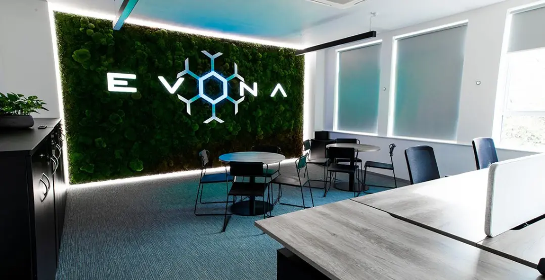 6075e584b6abed2156d042de_Evona-Office-Photography-black-and-blue-OCT-20-med-res-5